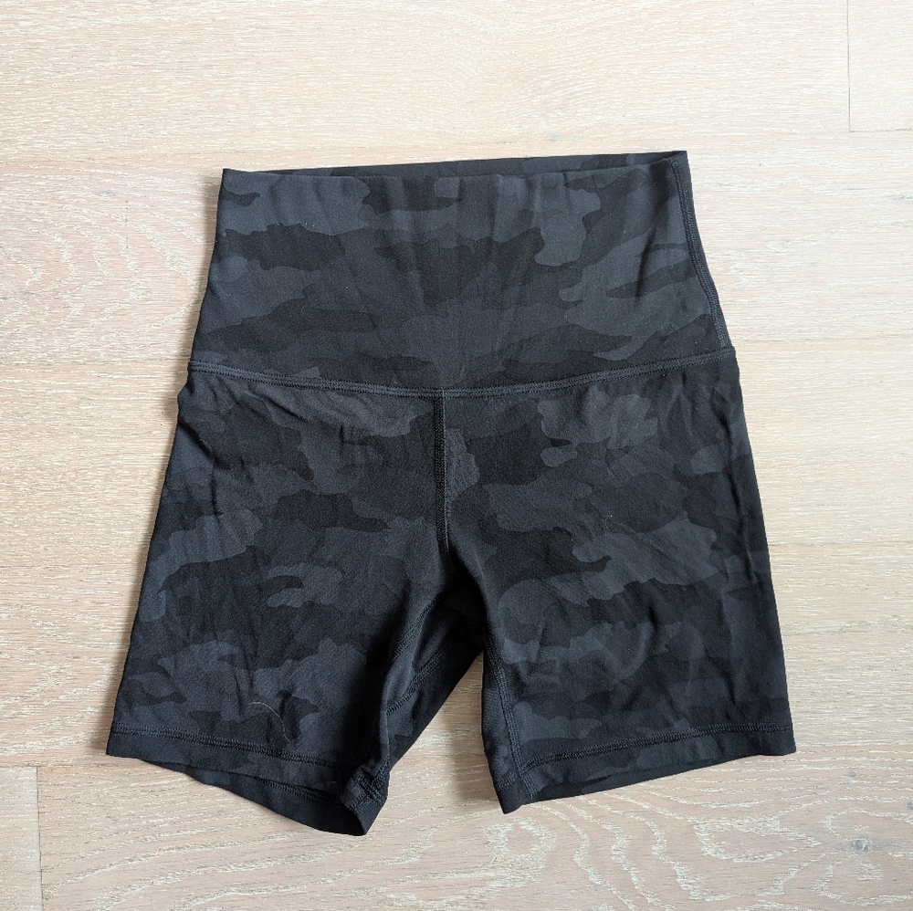 Lululemon Align short 6" Size 4 Black camo